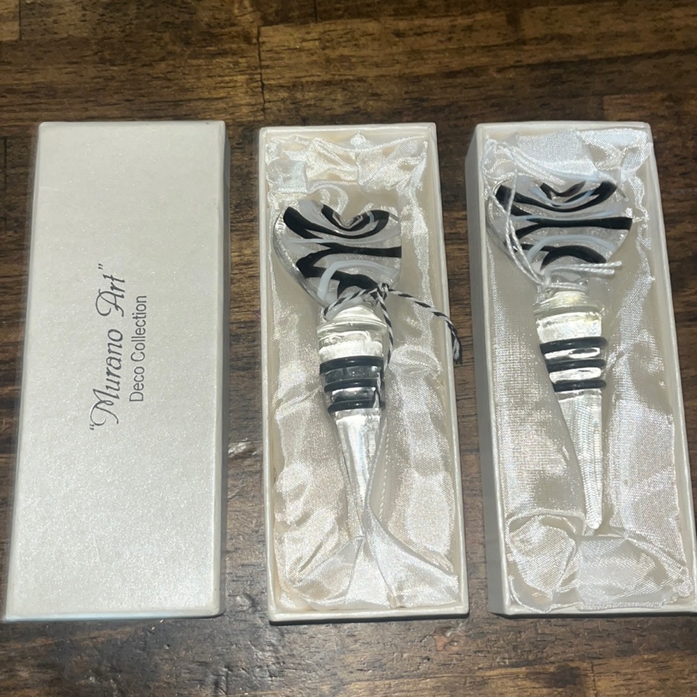 NWT Murano Blown Glass Wine Stops in Black and silver